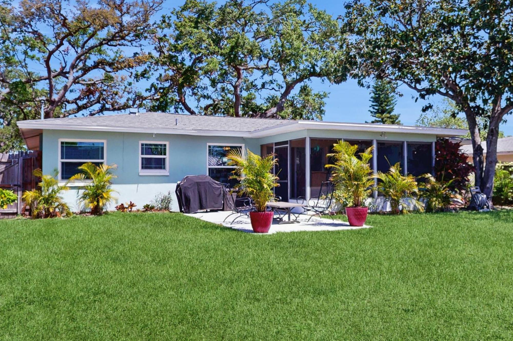 Relax In Retro Villa Clearwater Exterior photo